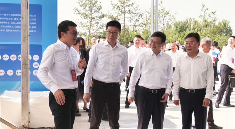 有片 | 中央網信辦副主任、國家網信辦副主任、中國網絡社會組織聯合會會長牛一兵，吉林省委常委、延邊州委書記胡家福，吉林省委常委、宣傳部部長曹路寶巡展