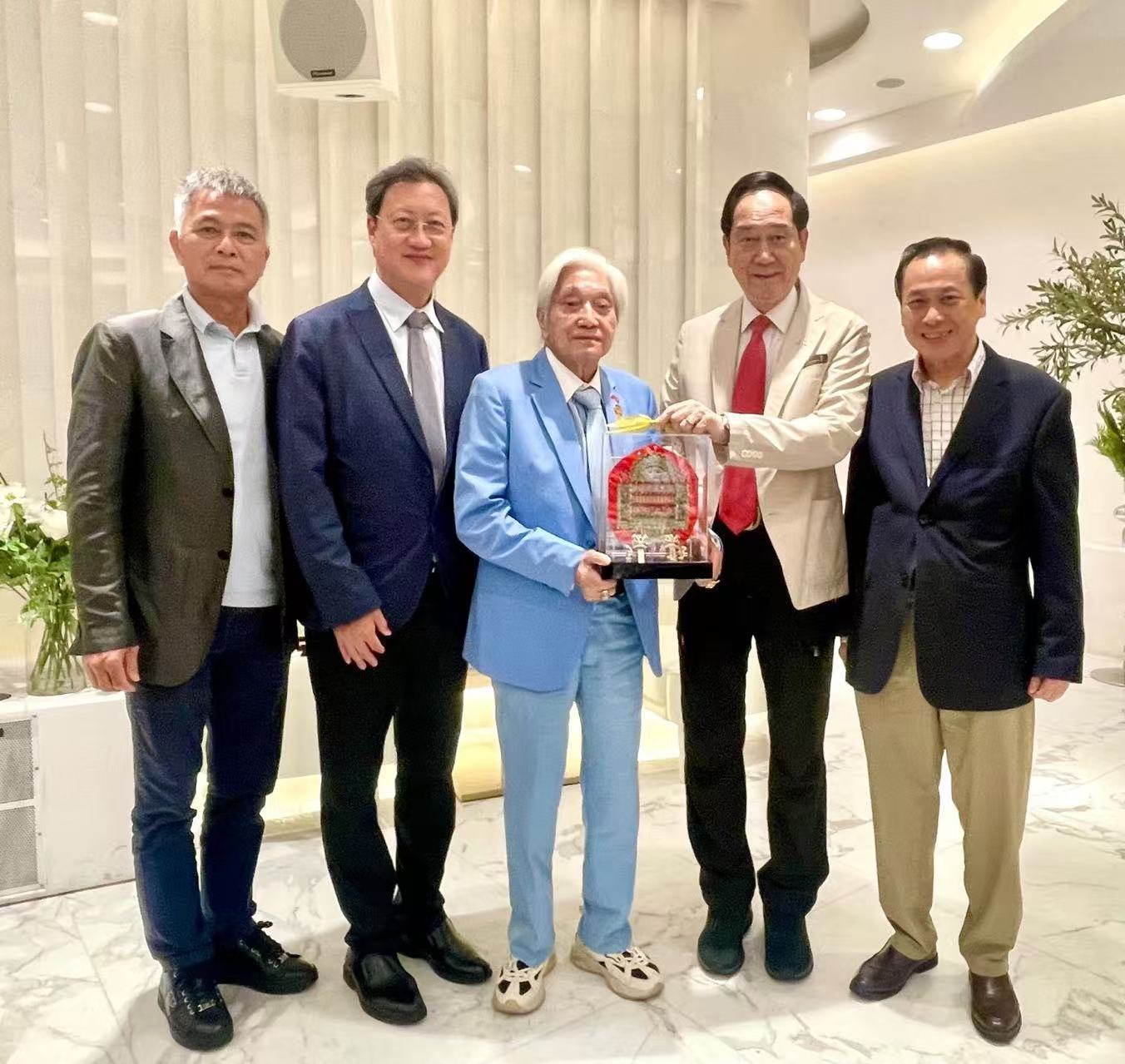 鄉局信眾聯同嗇色園董事賀李耀輝獲殊榮