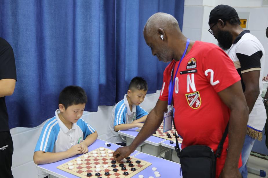 【機遇中國·多彩泰安】中外棋盤對話，大師「手談」點亮多彩鄉村課堂