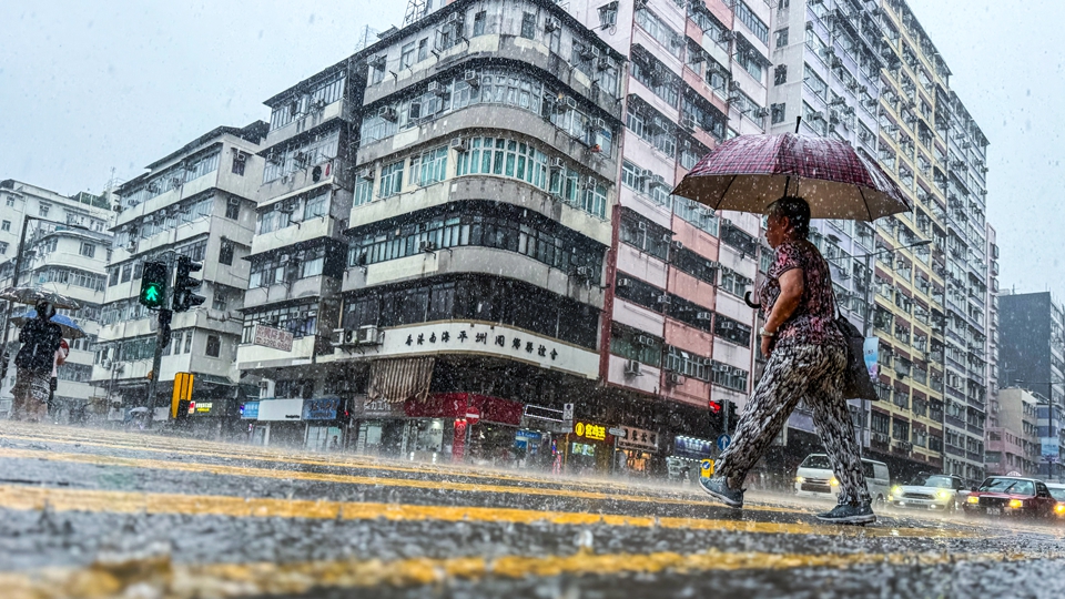 黑雨持續生效逾11小時 政府各部門全力應對暴雨對本港造成影響