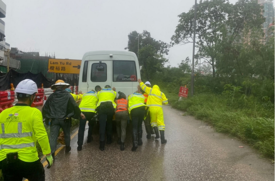 黑雨襲港 警員謹守崗位冒雨助司機脫險