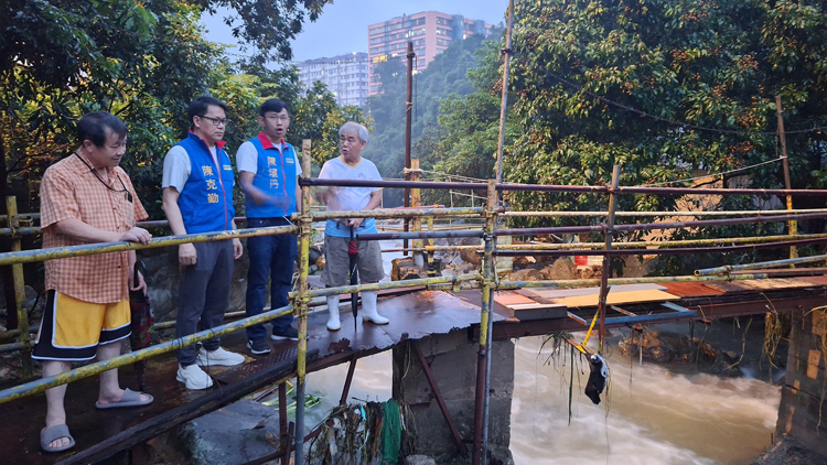 沙田黃竹洋村受暴雨影響 陳克勤與團隊緊急跟進
