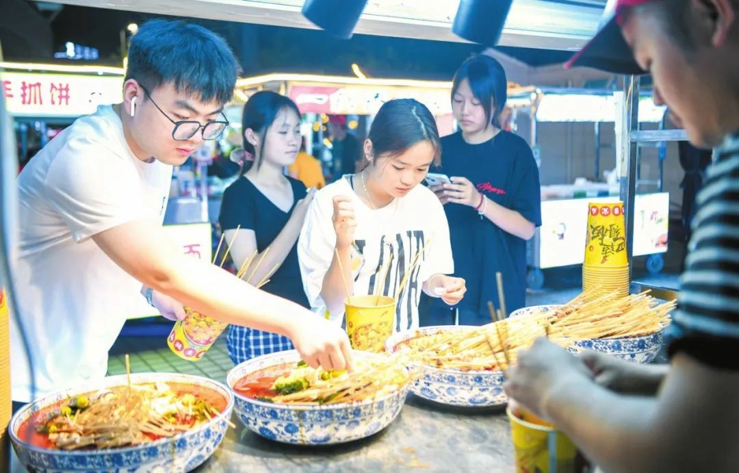 海口市瓊山區攀丹社區打造公益夜市 流動攤主有了「家」