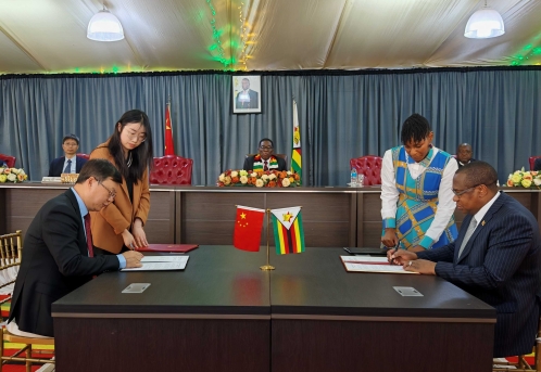 中國與津巴布韋簽署經濟技術合作協定 