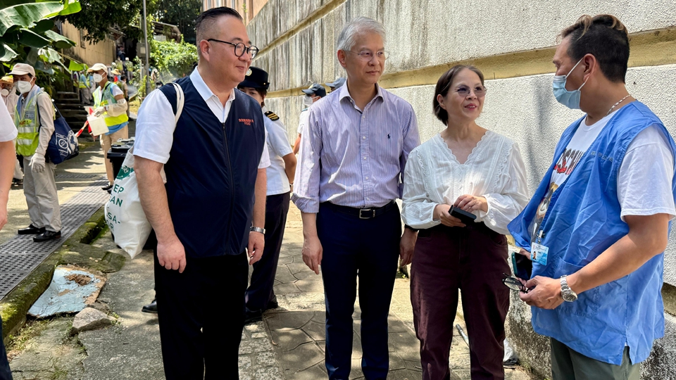 環境局及食環署視察葵青 持續加強控蚊滅蚊及宣傳教育工作