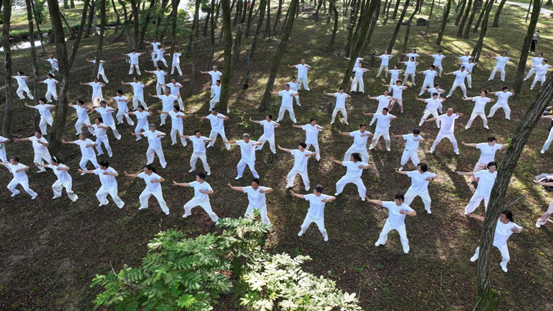 300人江畔齊練八段錦  皖黃山掀起全民健身日熱潮