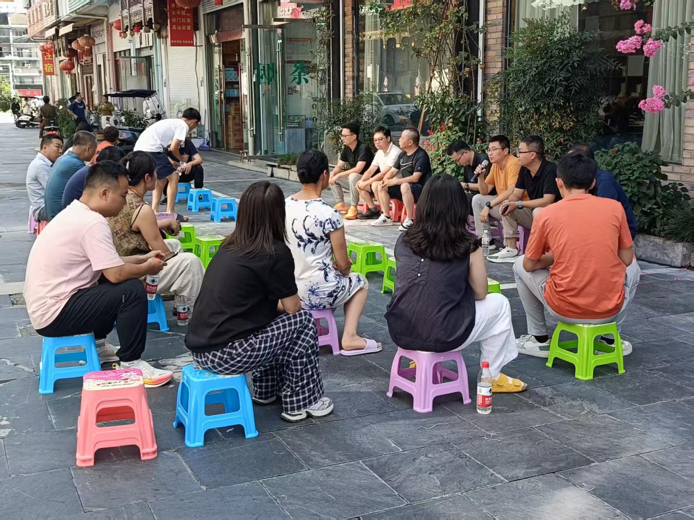 皖黟縣碧陽鎮：「小板凳」上議「大民生」