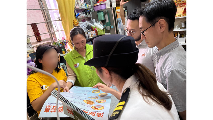 民政署深水埗訪「三無大廈」 宣傳預防基孔肯雅熱