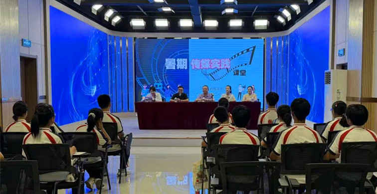 皖休寧縣融媒體中心：把鏡頭當課桌 把採訪當課堂