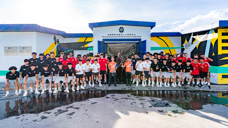 曼聯U16訪港參與「精英匯」 菲爾鍾斯現身聯合操練