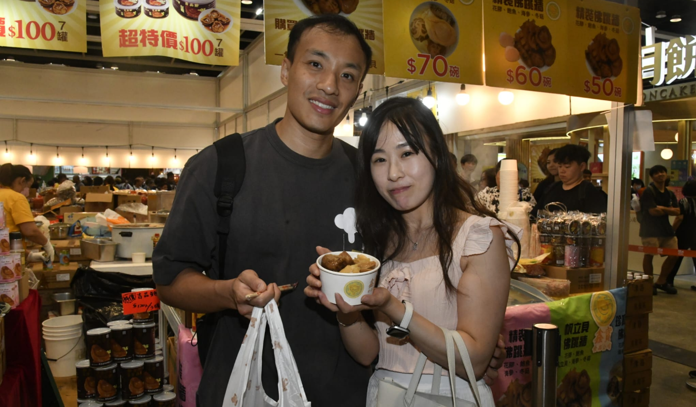 美食博覽因黑雨遲至下午開鑼  風雨無阻市民「掃貨」決心