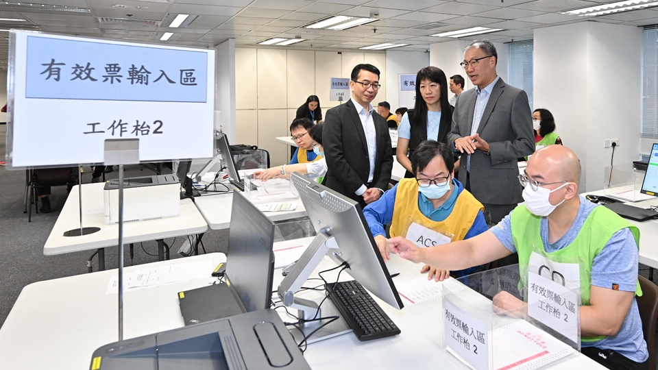 選管會主席陸啟康視察選委會補選中央點票站工作人員實習訓練