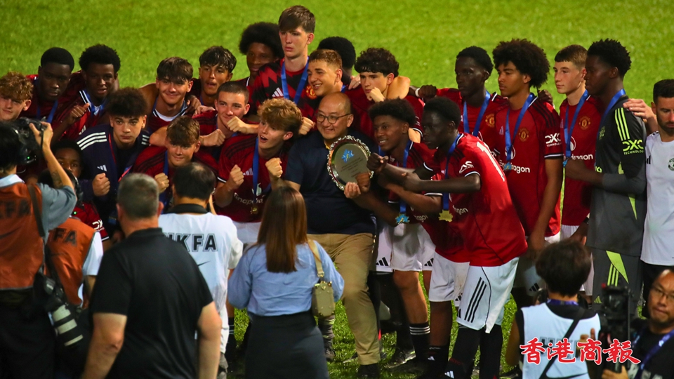 有片｜互射12碼負曼聯U16 超青聯表現贏好評 譚志源上前鼓勵