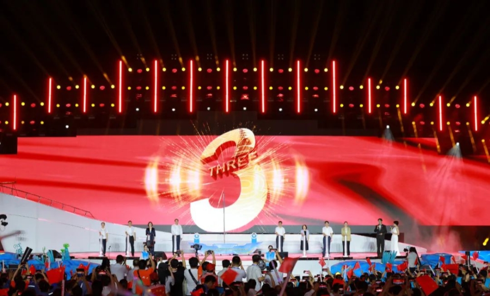 第十三屆廣西基層群眾文藝會演暨2025北部灣開海節在防城港開幕