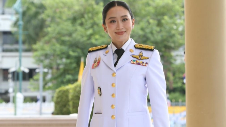 佩通坦呼籲恢復其泰國總理職務