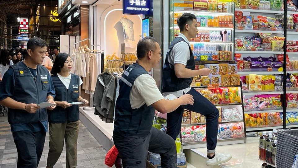 海關暑假巡查銅鑼灣、尖沙咀等地 提醒旅客購物時提高警覺