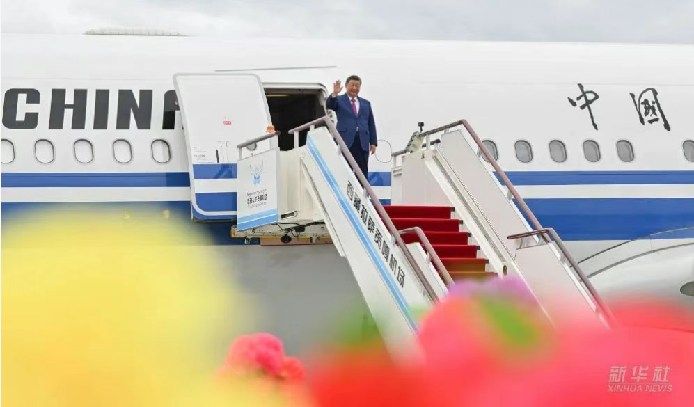 習近平率中央代表團抵達拉薩出席西藏自治區成立60周年慶祝活動 