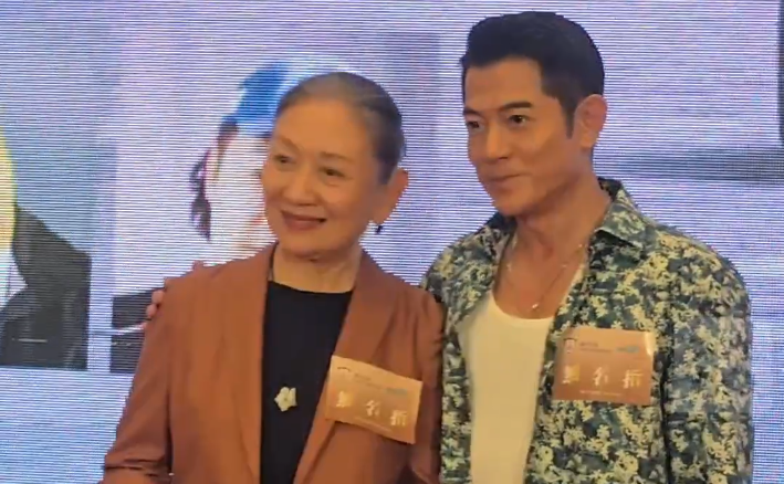 有片丨75歲鮑起靜 精神奕奕現身首映禮