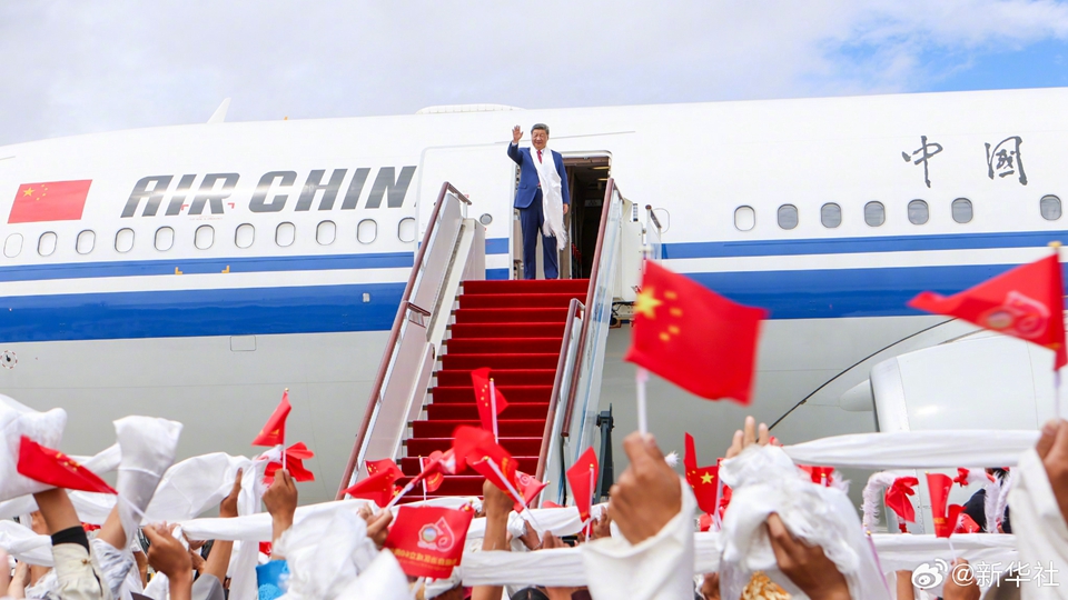 習近平在出席西藏自治區成立60周年慶祝活動後返回北京