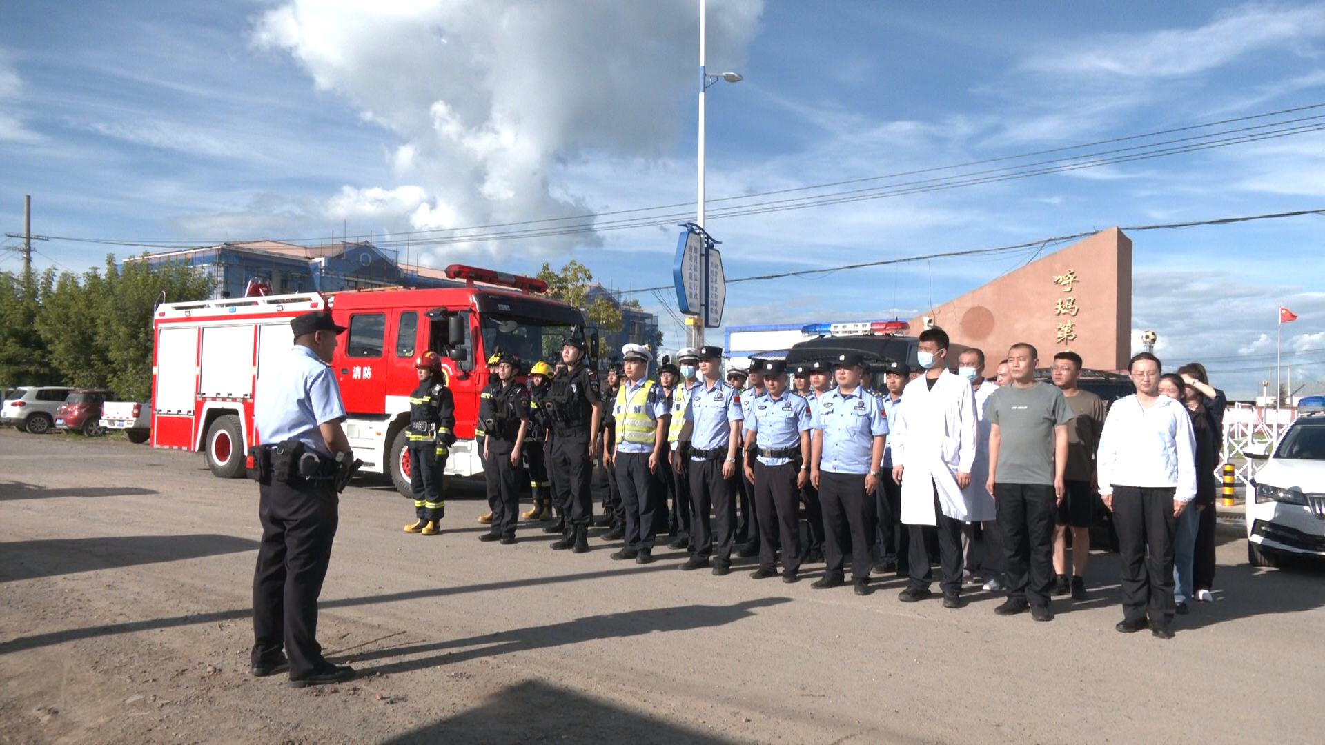 黑龍江呼瑪縣多部門聯合開展車輛衝撞反恐實戰演練 築牢平安防線