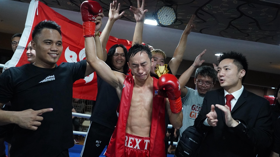 有片｜第5回合KO對手 迎職業擂台23連勝 曹星如喜極而泣