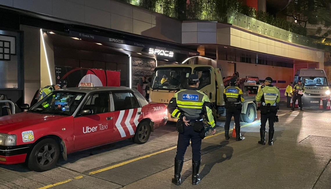 警中區打擊的士違規 48歲男子涉濫收車資等被捕