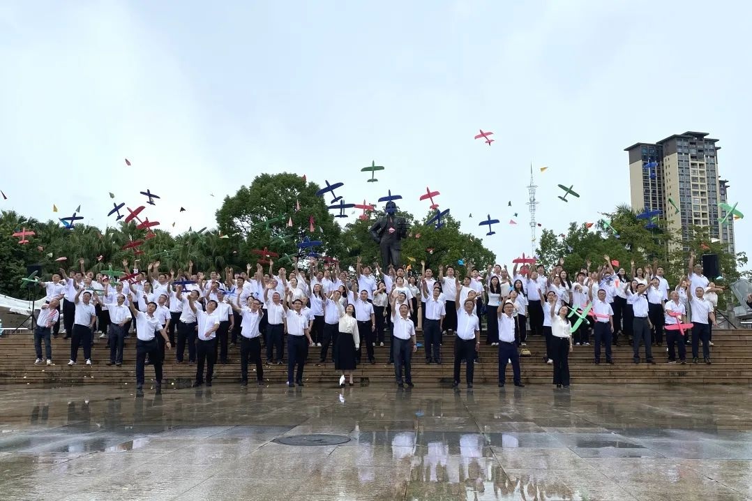 放飛夢想 恩平千人齊放紙飛機追憶「中國航空之父」