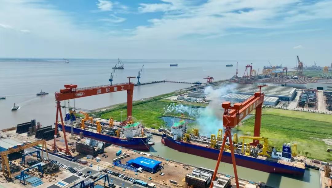 我國自主研製超大型耙吸挖泥船在江蘇啟東下水