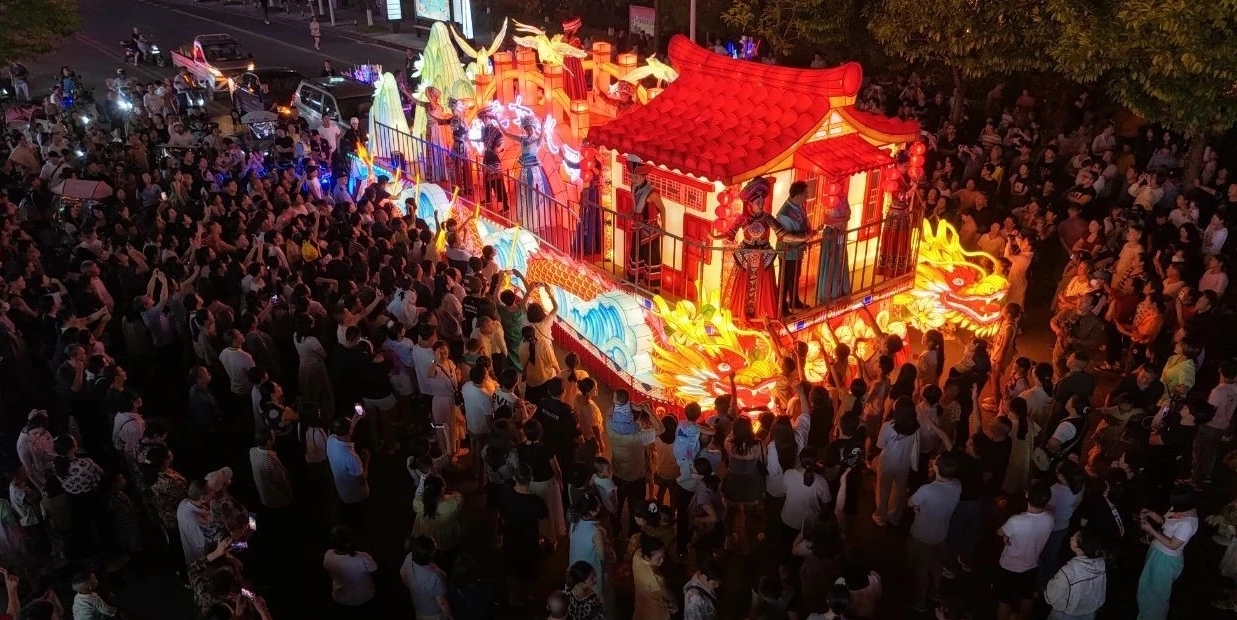 2025恩施女兒會花車巡遊浪漫啟幕