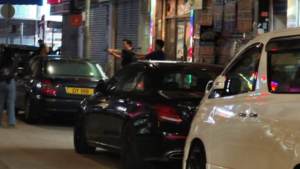 上水新祥街男子手持利刀揮舞 2名警員擎槍制服疑犯