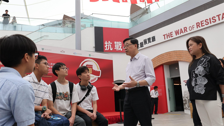 李家超參觀抗戰勝利主題展覽  與莘莘學子齊習愛國史