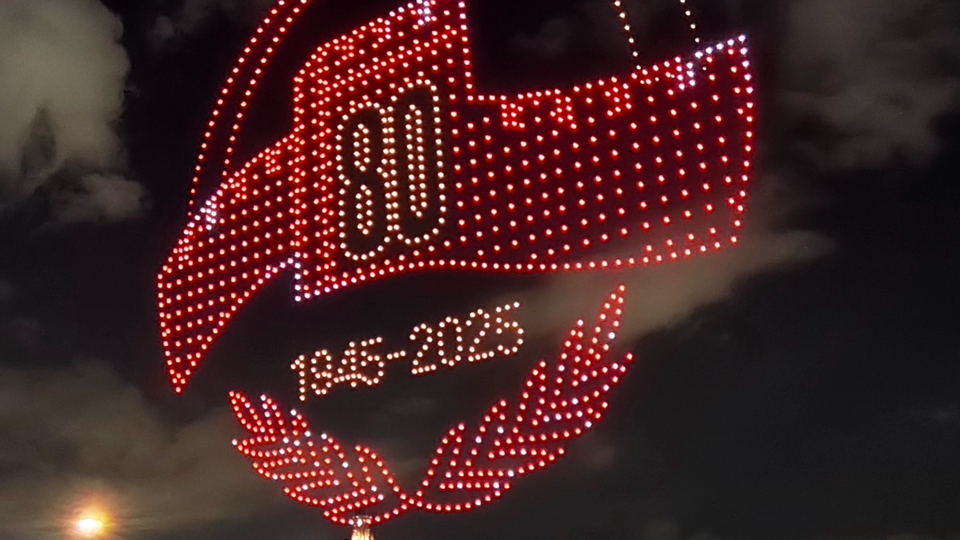 有片｜逾千無人機點亮維港夜空 紀念抗戰勝利80周年