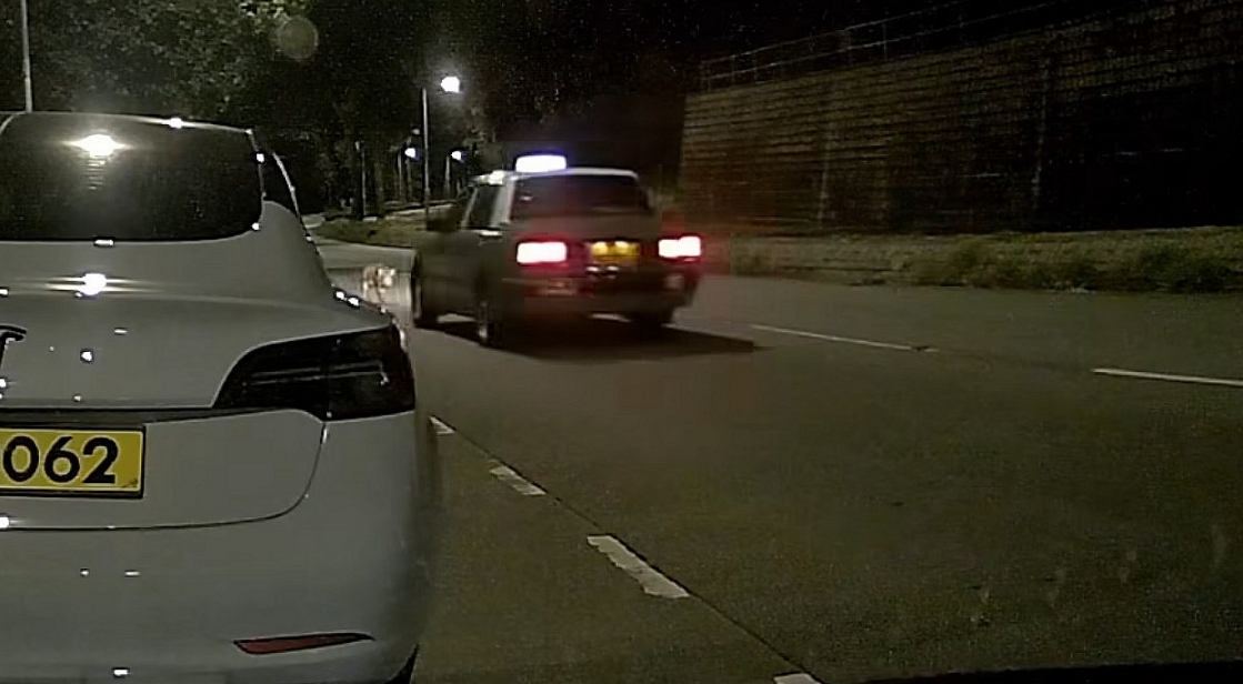 有片丨的士撞野豬捲車底不顧而去 網民指責呼籲報警