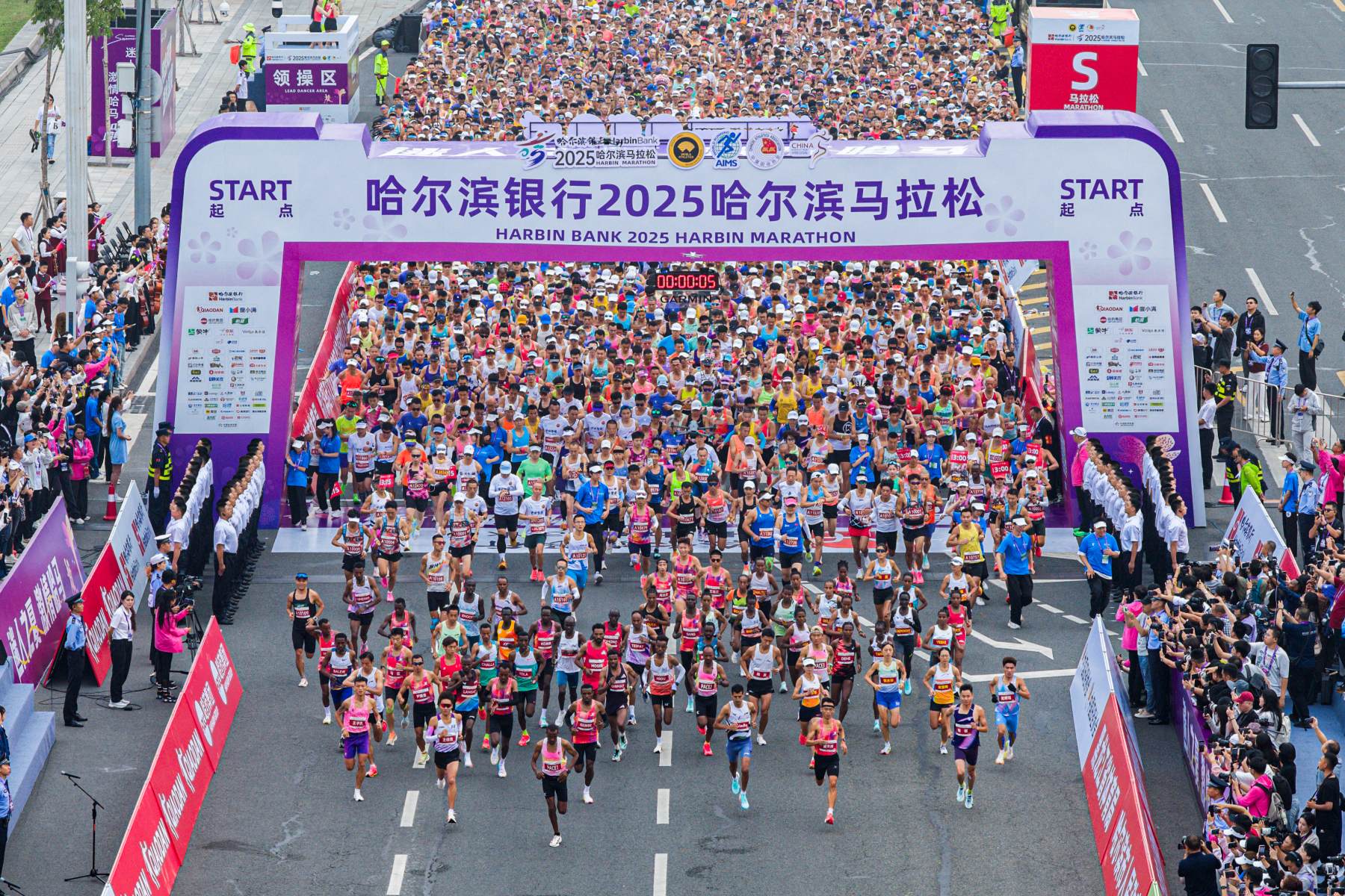 2025哈爾濱馬拉松熱力開跑 3.5萬跑者逐夢「冰城夏都」