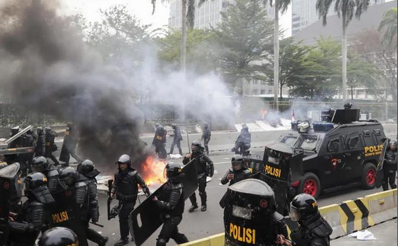 印尼總統宣布削減議員福利  並追責涉事警員