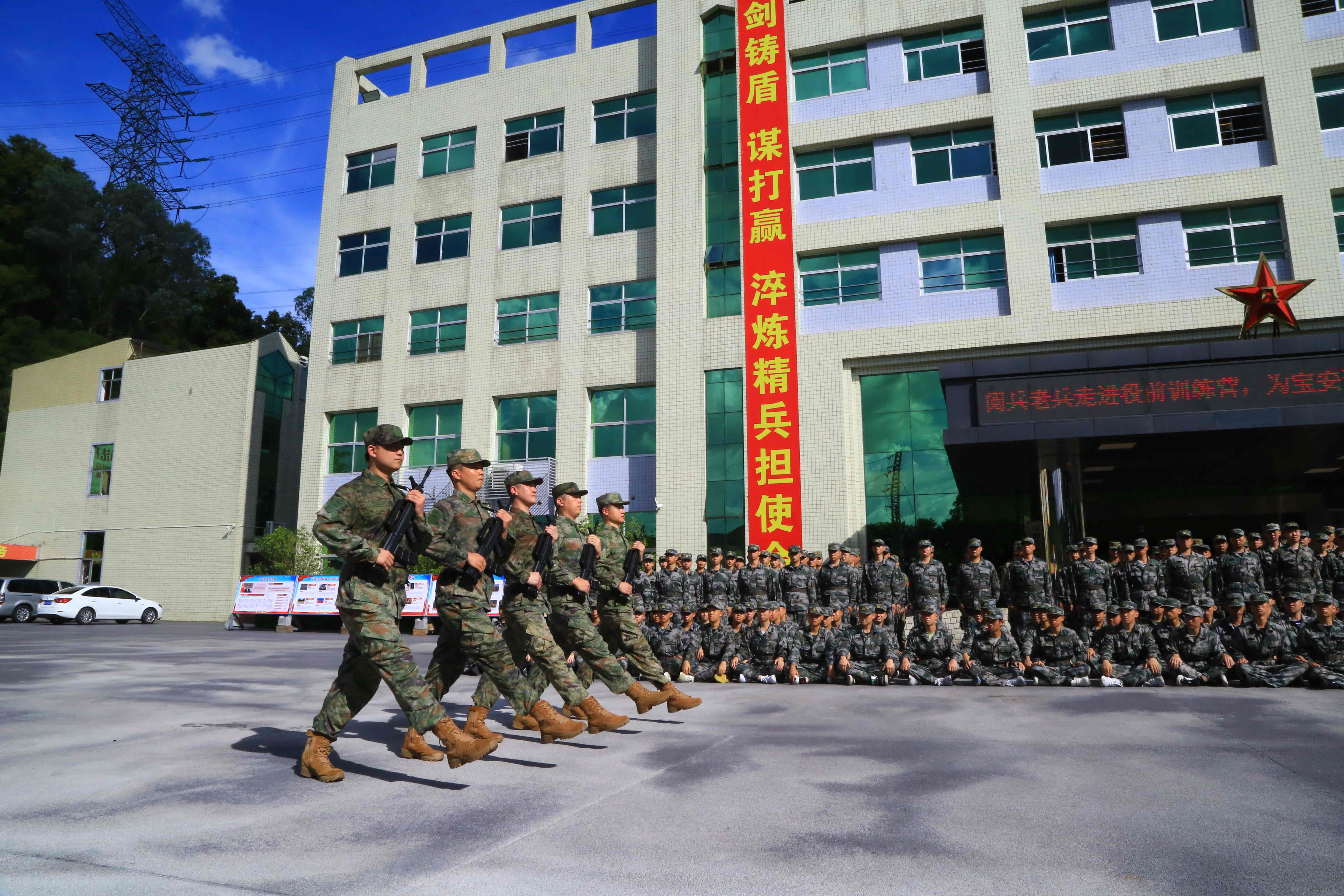 閱兵老兵走進役前訓練營 為寶安預定新兵分享閱兵精神