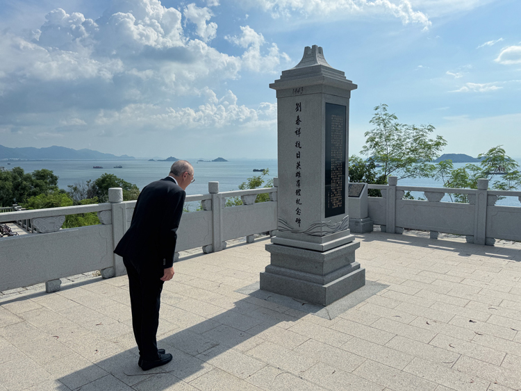 盧寵茂到訪劉春祥抗日英雄羣體紀念碑 寄語大家守護和平