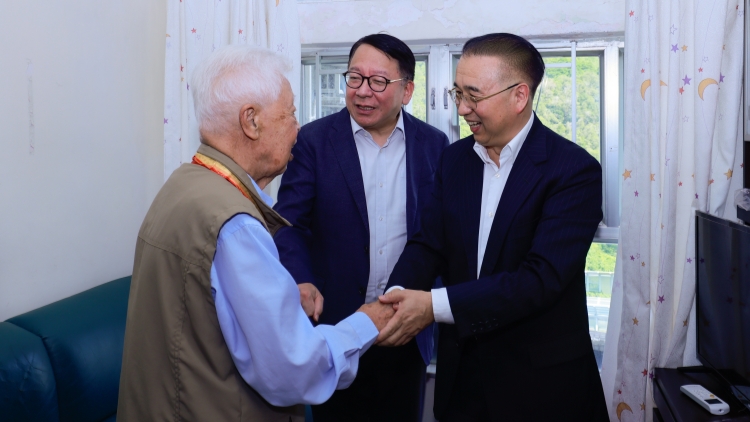 香港老兵揣紀念章赴京看閱兵：這是國家給的榮譽