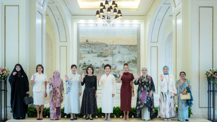 上合天津峰會丨彭麗媛同出席2025年上海合作組織峰會外方領導人夫人遊覽天津海河