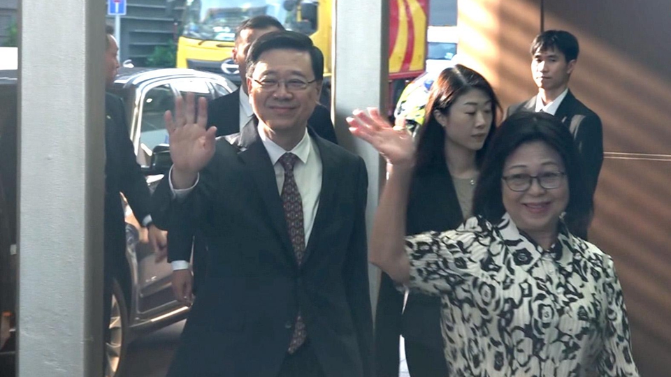 李家超率團出發前往北京 參加抗戰勝利80周年紀念活動