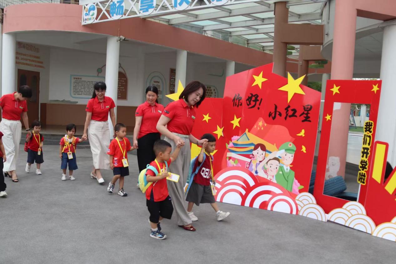 萌娃「回籠」記：開學首日的笑聲與成長