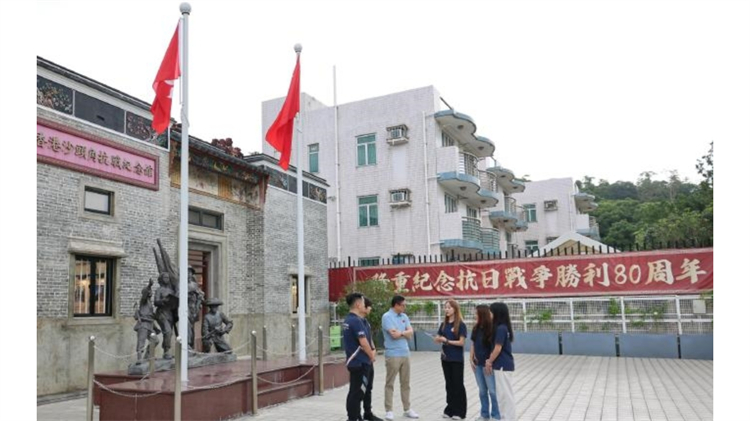 鄧炳強帶領保安局青年領袖造訪沙頭角羅氏大屋 傳承愛國初心