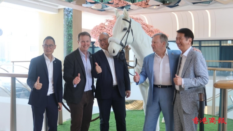 有片丨馬會全新設施連薈 機械馬出現沙田馬場 親親應家柏譚志源