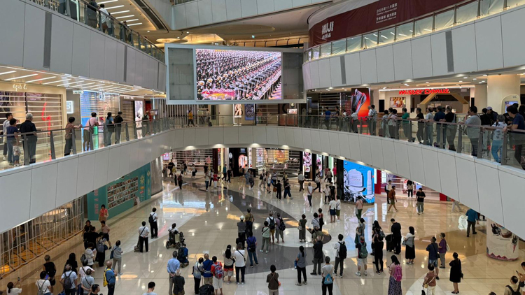 新地多個商場提早開放 市民透過大電視看閱兵直播