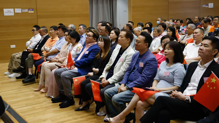 香港灣仔區各界協會組織街坊觀看閱兵直播