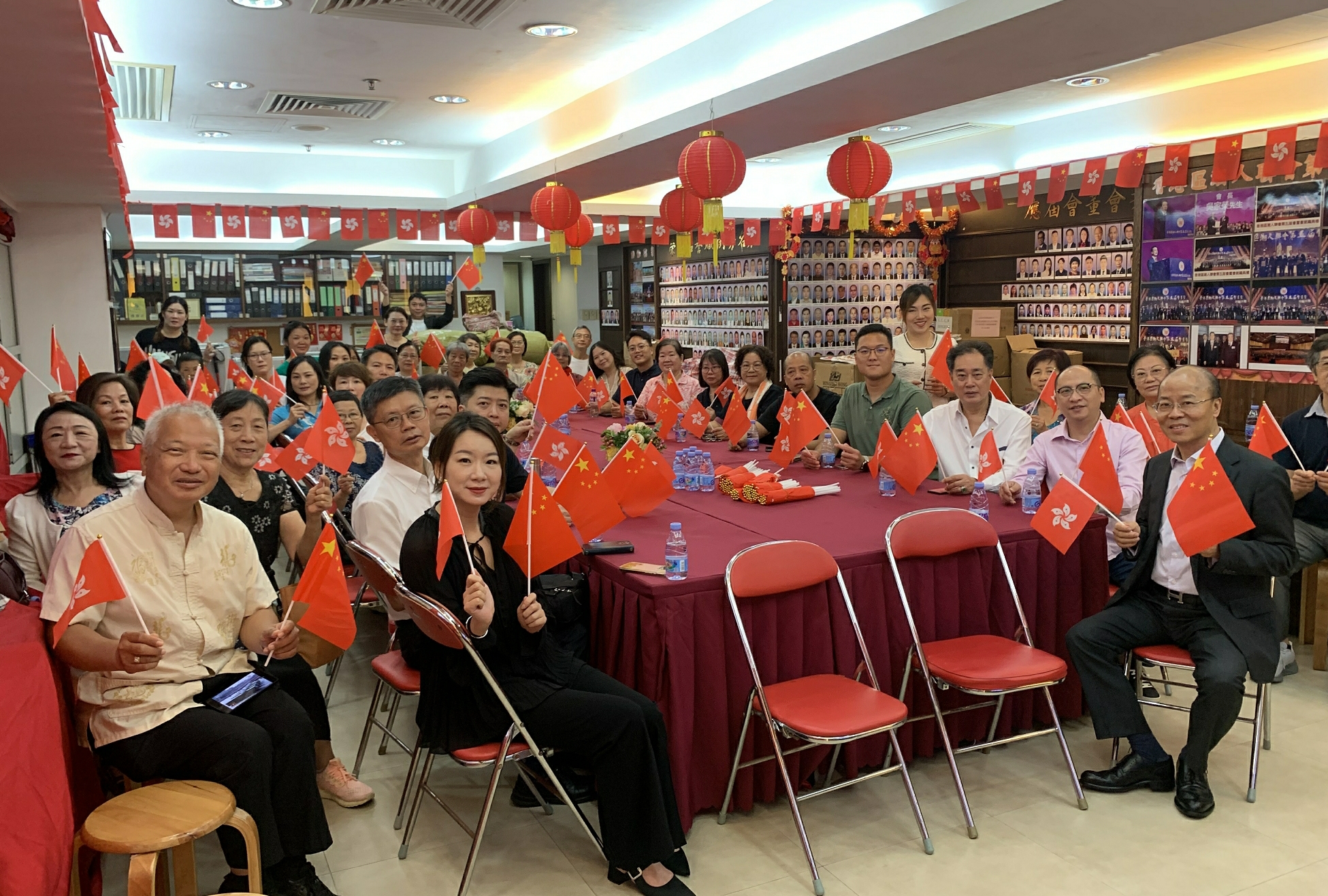 香港區潮人聯會組織義工骨幹觀看抗戰勝利80周年大會直播