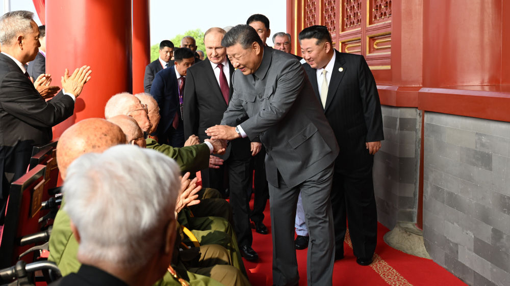 有片｜習近平與6位老戰士親切握手 香港抗戰老兵羅競輝在列