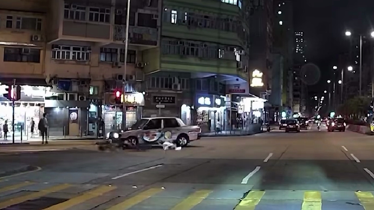 有片｜電動單車載人衝紅燈 2人捱撞倒地 網民譴責