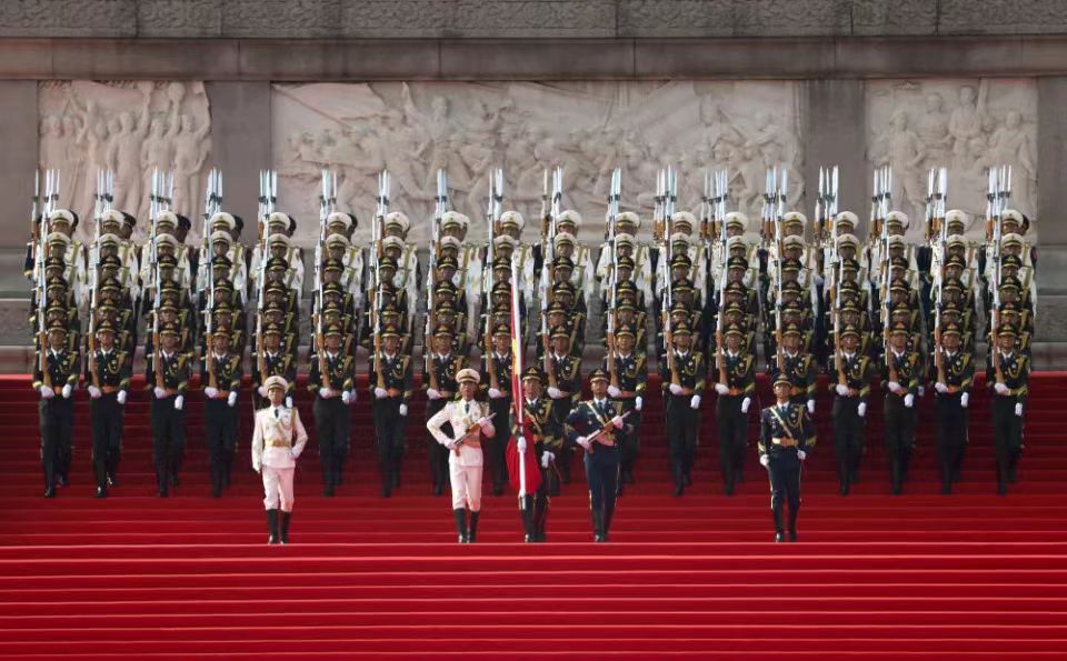 為國家富強自豪！為公園城市奮鬥！四川天府新區各界群眾觀看九三閱兵