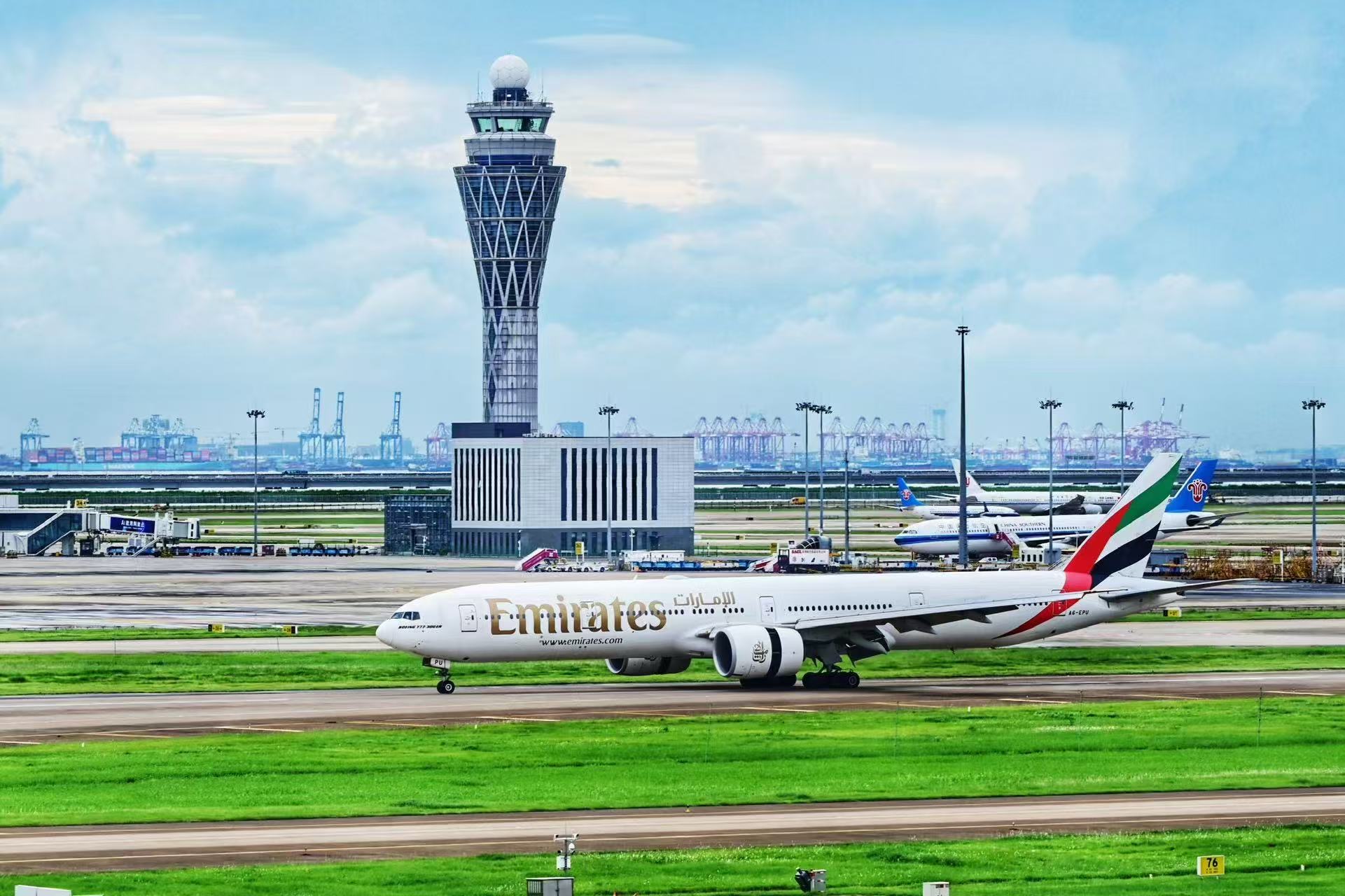 暑運深圳機場客流航班架次雙創新高  港人赴深乘機同比增6.4%